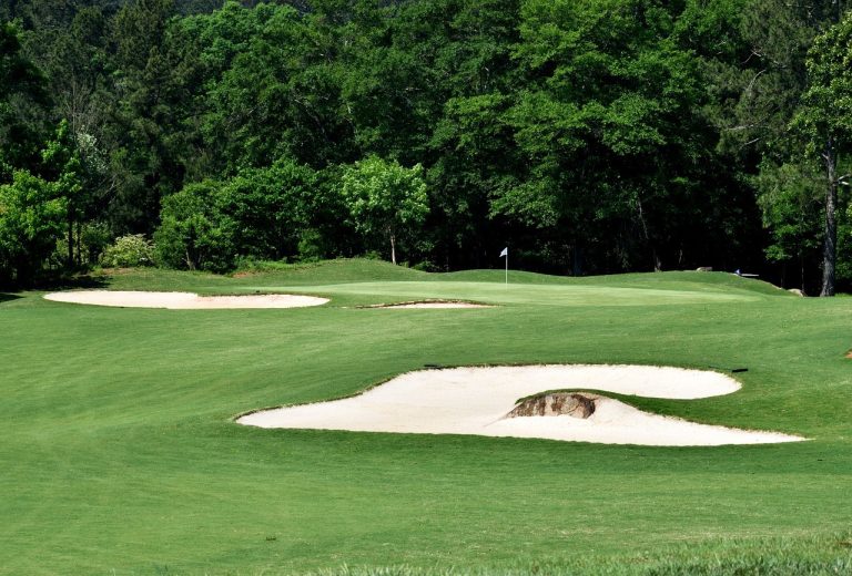 Quelle est la meilleure technique pour bien sortir d’un bunker au golf ?